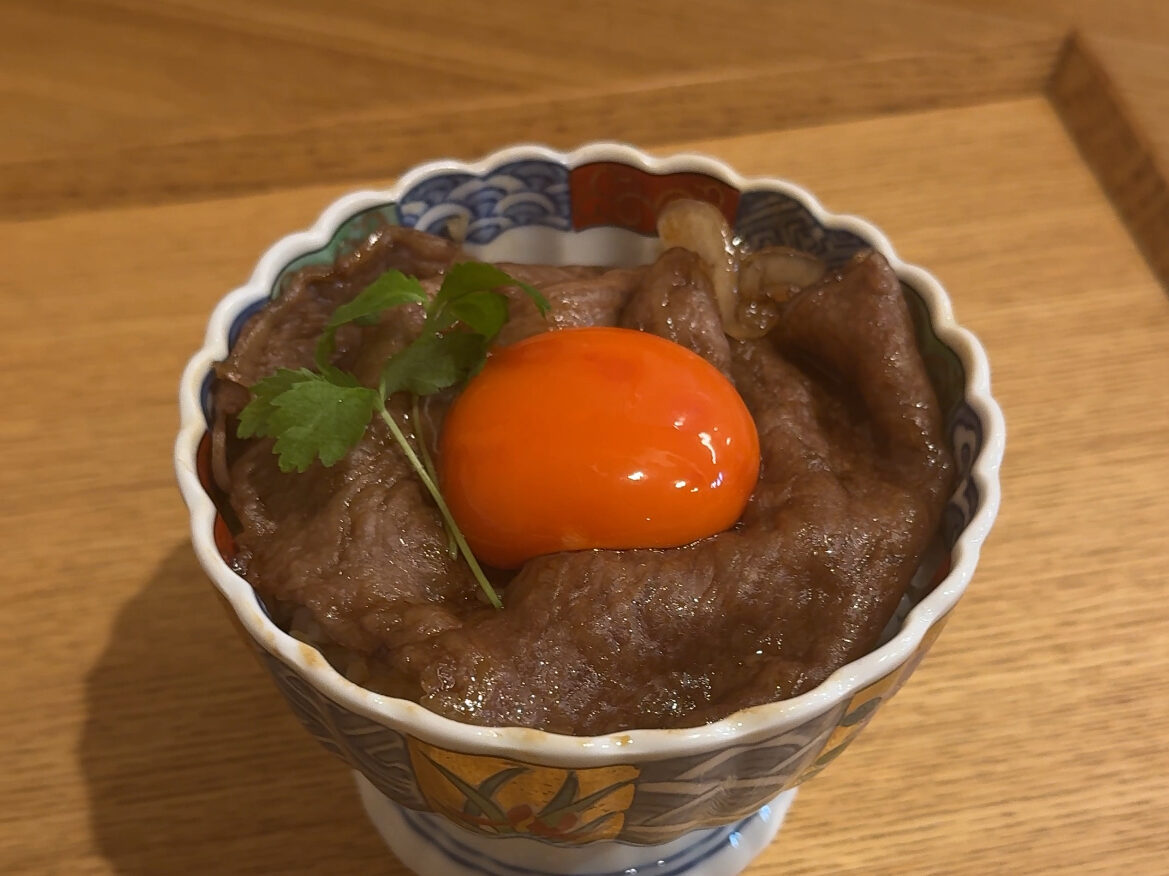 松阪牛の肉と卵黄をのせた和牛すき焼き丼