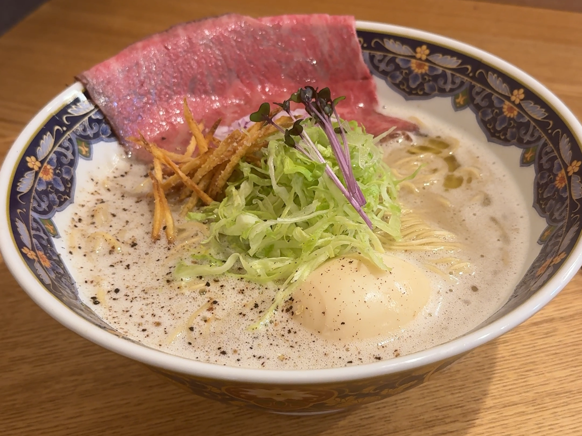 松阪牛のレアチャーシューと白濁スープが特徴の和牛らーめん笑門の特製ラーメン
